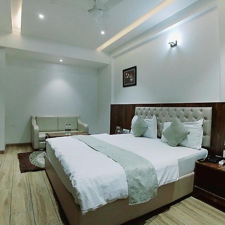 שירדי Hotel Sai Pratik, Newly Built Up, Complimentary Shuttle To The Temple מראה חיצוני תמונה