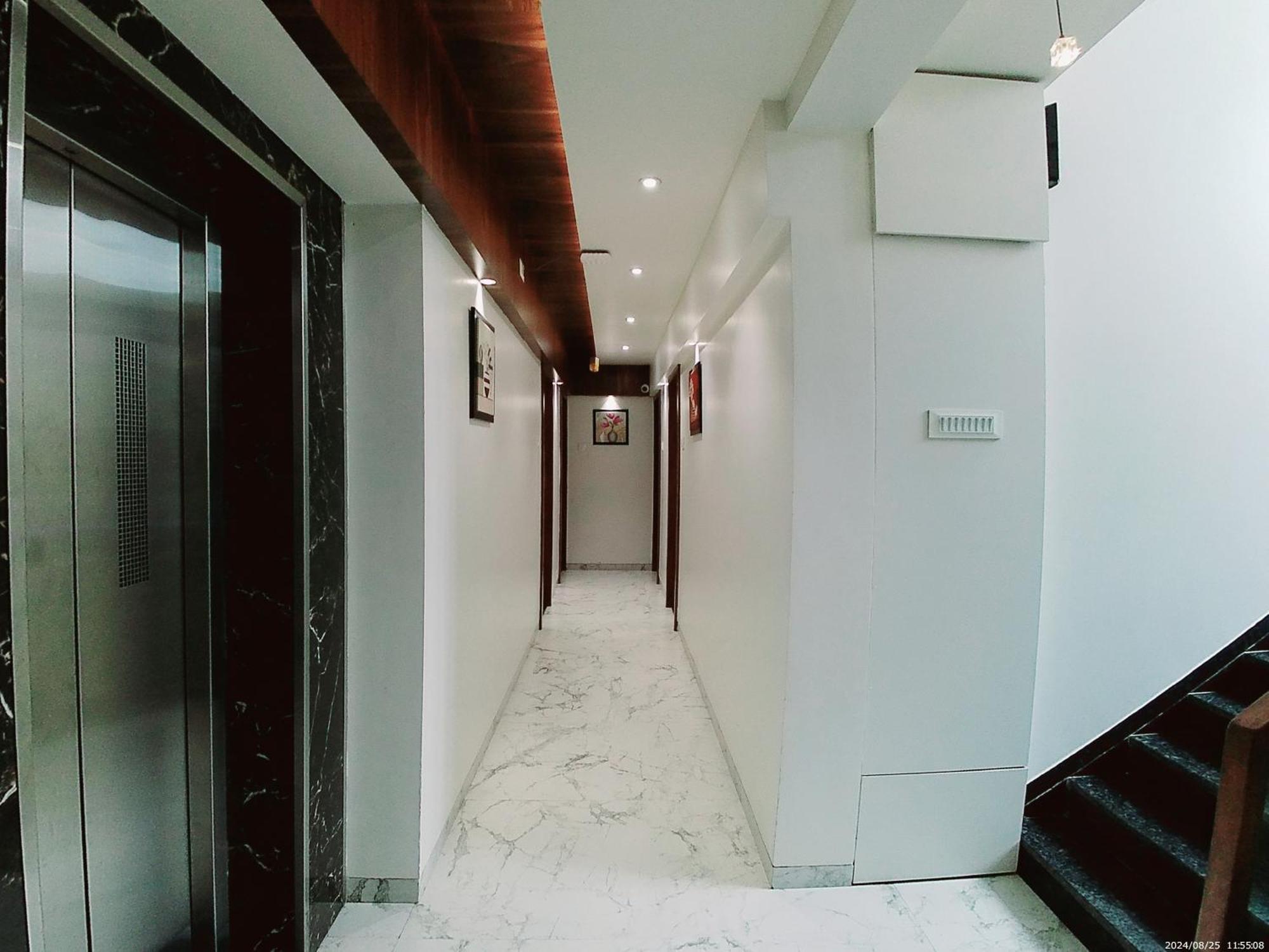 שירדי Hotel Sai Pratik, Newly Built Up, Complimentary Shuttle To The Temple מראה חיצוני תמונה