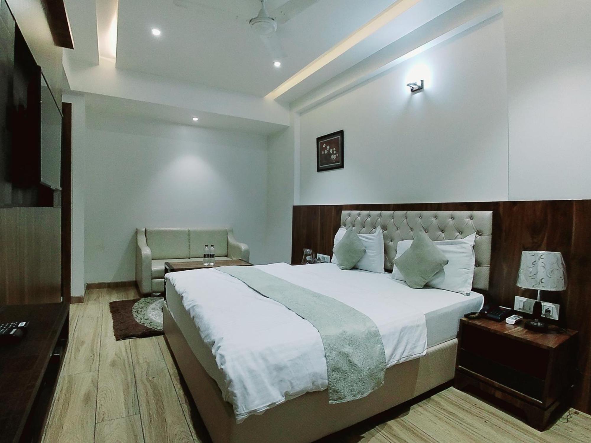 שירדי Hotel Sai Pratik, Newly Built Up, Complimentary Shuttle To The Temple מראה חיצוני תמונה