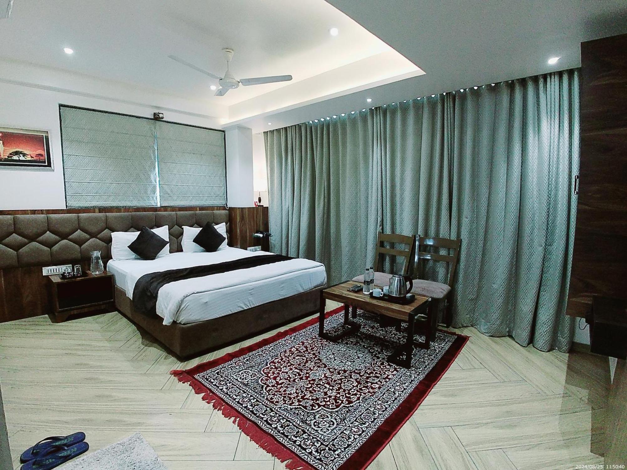 שירדי Hotel Sai Pratik, Newly Built Up, Complimentary Shuttle To The Temple מראה חיצוני תמונה