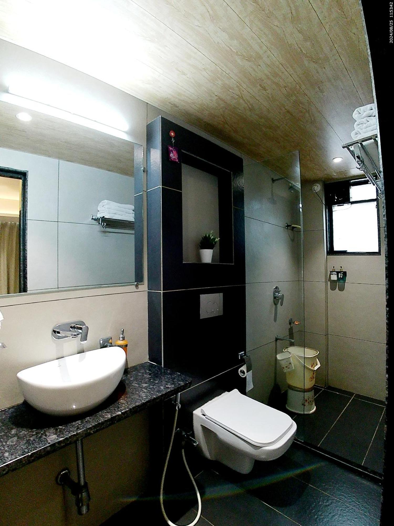שירדי Hotel Sai Pratik, Newly Built Up, Complimentary Shuttle To The Temple מראה חיצוני תמונה