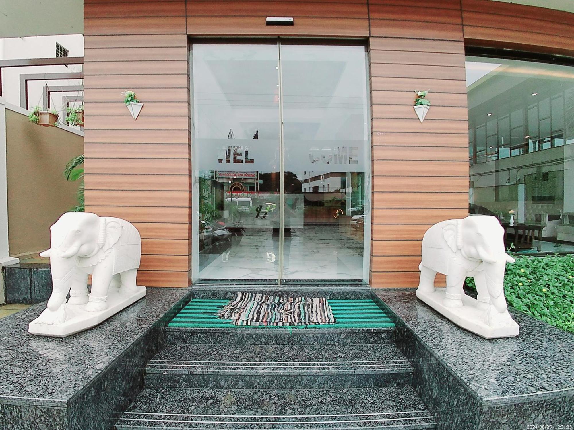 שירדי Hotel Sai Pratik, Newly Built Up, Complimentary Shuttle To The Temple מראה חיצוני תמונה